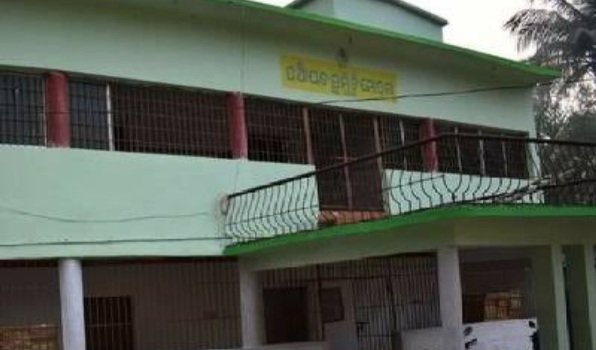 ପ୍ରାଥମିକ ଶିକ୍ଷାର ବିକଳ ଚିତ୍ର, ଷ୍ଟୋର ରୁମରେ ଏକକାଳୀନ ଚାଲିଛି ୩ ଗୋଟି ଶ୍ରେଣୀର ପାଠପଢ଼ା