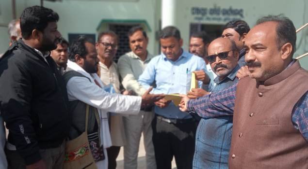 ରେମୁଣା ବ୍ଲକ୍ ଭିତରେ ଆର.ଡି.ସି., ବାହାରେ ଚାଷୀଙ୍କ ବିକ୍ଷୋଭ...