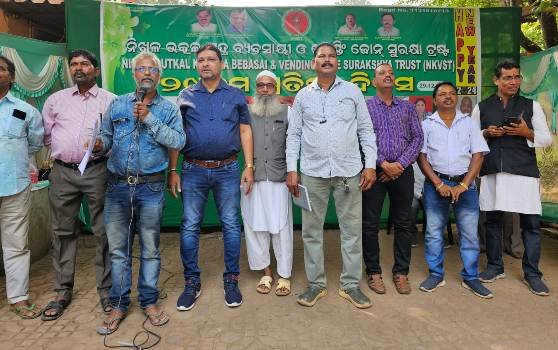 ନବୀନ ବାବୁ ସଦାସର୍ବଦା ଉଠାଦୋକାନୀଙ୍କ ସହିତ ଅଛନ୍ତି