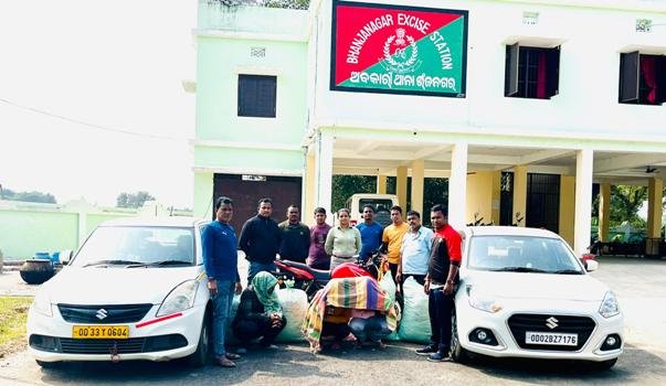 ୨ କାର ସହ ୧୦୪ କେଜି ଗଞ୍ଜେଇ ଜବତ