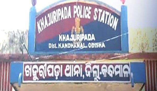 ପିଲା ଚୋର ସନ୍ଦେହରେ ଯୁବକଙ୍କୁ ଖୁଣ୍ଟିରେ ବାନ୍ଧି ପୋଲିସ ଜିମା ଦେଲେ