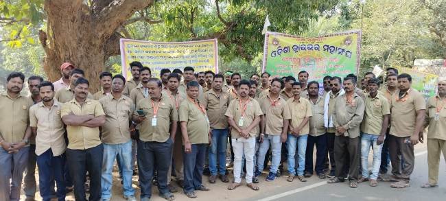 ଓଡିଶା ଡ୍ରାଇଭର ମହାସଂଘର ପାଇଁ ଷ୍ଟିଅରିଂ ଛାଡ ଆନ୍ଦୋଳନ