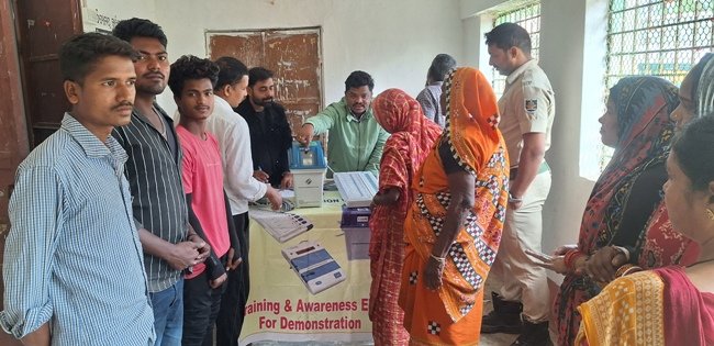 ବିଭିନ୍ନ ବୁଥରେ ଚାଲିଛି ଇଭିଏମ ଭିଭିପାଟ୍ ତାଲିମ, ଆସୁନାହାନ୍ତି ଭୋଟର