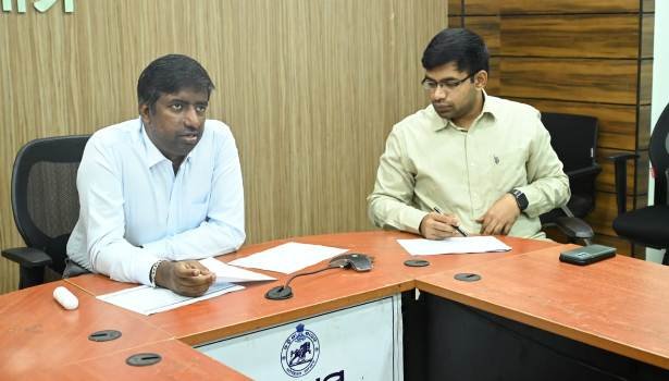 ଗୋଷ୍ଠୀ ଉନ୍ନୟନ ଅଧିକାରୀ ମାନଙ୍କୁ ଉନ୍ନୟନ କାର୍ଯ୍ୟର ସଫଳତା ଦିଗରେ କାର୍ଯ୍ୟ କରିବାକୁ ପ୍ରେରଣା ଦେଇଥିଲେ