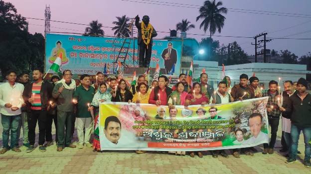 ଆଦିବାସୀ ଙ୍କ ପାଇଁ ଜାତୀୟ କଂଗ୍ରେସ ମହମବତୀ ଶୋଭାଯାତ୍ରା କରି ଶ୍ରଦ୍ଧାଞ୍ଜଳି ଜଣାଇଲା