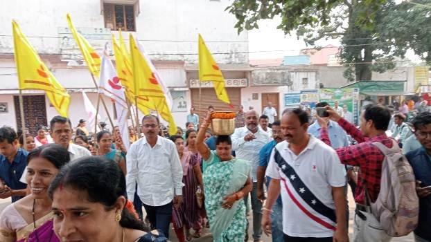 ମାଆ ଦେଉଛନ୍ତି ଗୁଆ, ଚାଉଳ, ସବୁଠି ଜଗନ୍ନାଥ ମୟ ପରିବେଶ