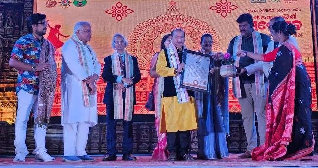 ଗଜପତିର ପଣ୍ଡିତ ଗୁରୁ ରଘୁନାଥଙ୍କୁ ମା ତାରା ତାରିଣୀ ମହୋତ୍ସବରେ କଳାଶ୍ରୀ ସମ୍ମାନ ପ୍ରଦାନ