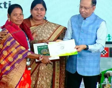 ଉନ୍ନତ ଧରଣର ପରିବା ଚାଷ ପାଇଁ ଗଜପତିର ଡ଼ିଡ଼ିଙ୍ଗ ଗୁଡା ଗ୍ରାମର ମହିଳା ବାସନ୍ତୀ ସମ୍ମାନିତ
