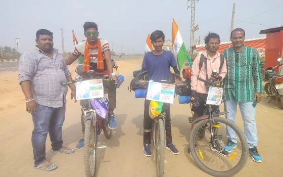 ପରିବେଶ ସୁରକ୍ଷା ସଚେତନତା ନେଇ ସାଇକେଲ ଯୋଗେ ଭାରତ ଭ୍ରମଣ ରେ କଲିକତା ର ୩ ଜଣ ଯୁବକ
