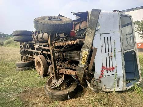 ଡେଙ୍ଗାଉସ୍ତା ରାସ୍ତା କଡ଼ରେ ଓଲଟିଲା ହିଟାଚି ବୋଝେଇ ଟ୍ରଲର