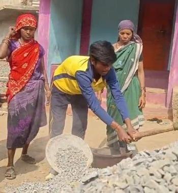 ଗୁଜୁରାଣ ମେଣ୍ଟାଇବା ପାଇଁ ପାଠ ପଢ଼ା ଛାଡ଼ି କେବେ ଦିନ ମଜୁରିଆ ତ କେବେ ଗୋରୁ ଚରାଉଛି ଭିକ୍ଟର୍