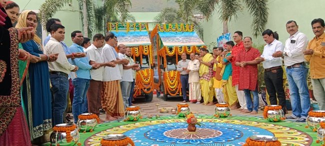ଗଡିଲା ଜୟ ଜଗନ୍ନାଥ ଅର୍ପଣ ରଥ ଘରୁ ଘରୁ ସଂଗ୍ରହ ହେଲା ଗୁଆ ଓ ଅକ୍ଷତ