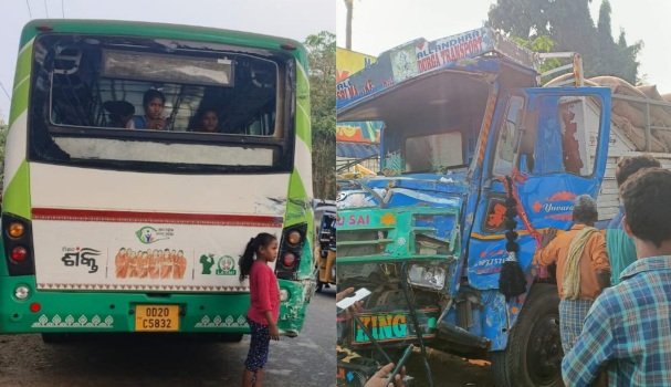 ଲକ୍ଷ୍ମୀବସ୍ ପଛପଟକୁ ଧକ୍କା ଦେଲା ଚାଉଳ ବଝୋଇ ମିନିଟ୍ରକ, ଅଳ୍ପକେ ବର୍ତ୍ତିଲେ ଯାତ୍ରୀ