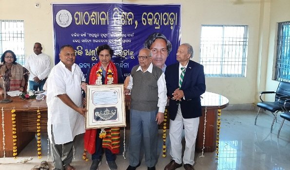 କବି ଆଶୁତୋଷ ପରିଡାଙ୍କୁ ଭବ୍ୟ ସମ୍ବର୍ଦ୍ଧନା ପ୍ରଦାନ