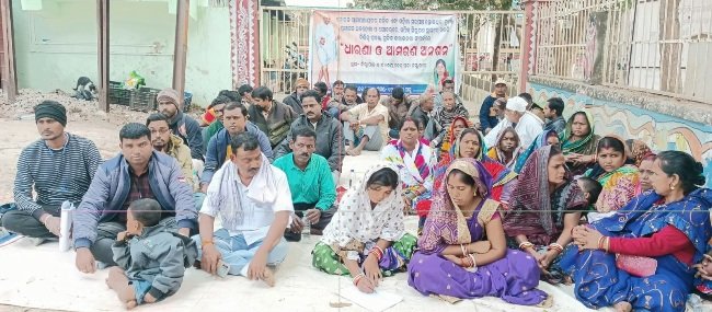 କୋରନ୍ଦ ପଞ୍ଚାୟତରେ ସ୍ୱଚ୍ଛ ଭାରତ ଯୋଜନା ପ୍ରକଳ୍ପର ବେଆଇନ କାର୍ଯ୍ୟାନ୍ୱୟନ ପ୍ରତିବାଦରେ ଜିଲ୍ଲାପାଳଙ୍କ କାର୍ଯ୍ୟାଳୟ ସମ୍ମୁଖରେ ଧାରଣା