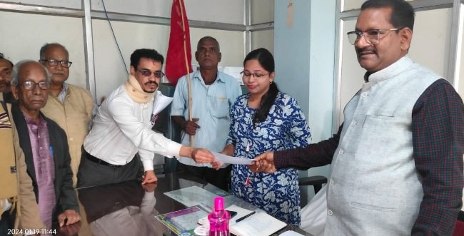 ମଣ୍ଡି ଅବ୍ୟବସ୍ଥା ବିରୁଦ୍ଧରେ କୃଷକସଭାର ଜିଲ୍ଲାପାଳଙ୍କୁ ଦାବିପତ୍ର