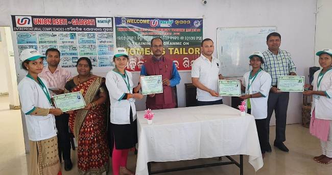 ଗ୍ରାମ୍ୟ ଆତ୍ମନିଯୁକ୍ତି ପ୍ରଶିକ୍ଷଣ ଅନୁଷ୍ଠାନ ଦ୍ଵାରା ମହିଳା ମାନଙ୍କୁ ସିଲେଇ ତାଲିମ