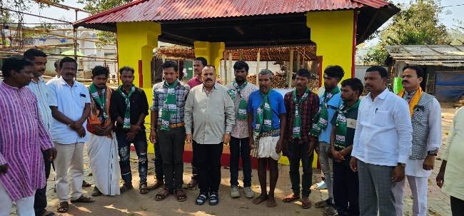 ଗୁମ୍ମା ପଞ୍ଚାୟତର ୧୭ ବିଜେପି ପରିବାରର ଶତାଧିକ ବ୍ୟକ୍ତି ବିଜେଡିରେ ସାମିଲ