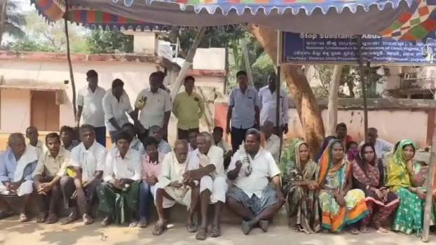 ଗଜପତି ଜିଲ୍ଲାପାଳ ଅଫିସ ଆଗରେ କାଜୁ ବାଡ଼ ମାଲିକଙ୍କ ଆନ୍ଦୋଳନ