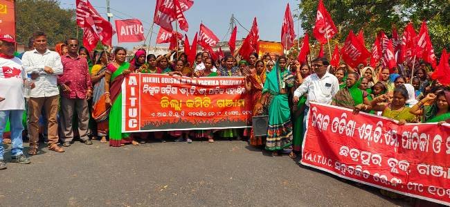 ନିଖିଳ ଓଡିଶା ଏମଡିଏମ ପାଚିକା ସହାୟିକା ସଂଘ ଗଞ୍ଜାମ ଜିଲ୍ଲା କମିଟି ପକ୍ଷରୁ ମୁଖ୍ୟମନ୍ତ୍ରୀଙ୍କ ଉଦ୍ଦେଶ୍ୟରେ ଦାବିପତ୍ର ପ୍ରଦାନ