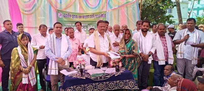 ୩୮ ନମ୍ବର ଜିଲ୍ଲା ପରିଷଦ ଜୋନରେ ମଧୁବାବୁ ଭତ୍ତା ବଣ୍ଟନ