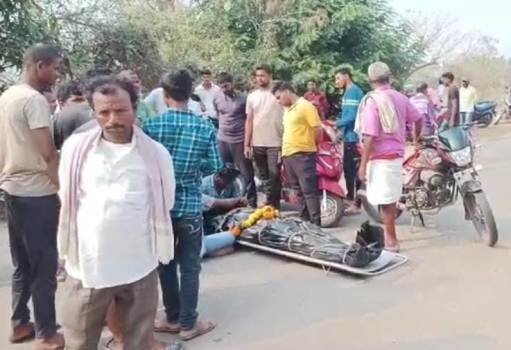 ୧୧ କେଭି ବିଦ୍ୟୁତ ସଂସ୍ପର୍ଶରେ ଆସି ଯୁବକ ମୃତ, ଶବକୁ ରଖି ରାସ୍ତାରୋକ