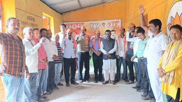 ହାଟଡ଼ିହି ବିଜେପି କାର୍ଯ୍ୟାଳୟରେ ମିଶ୍ରଣ ପର୍ବ