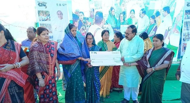 କେନ୍ଦ୍ରାପଡା ବ୍ଲକ ମିଶନଶକ୍ତି ଅଧିନରେ ଋଣଗ୍ରସ୍ତ ମହିଳାଙ୍କୁ ଋଣର ସୁଧ ଫେରସ୍ତ