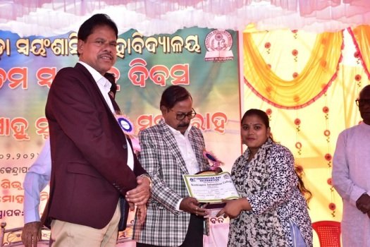 କେନ୍ଦ୍ରାପଡା କଲେଜ ଦର୍ଶନଶାସ୍ତ୍ର ବିଭାଗର ଟପ୍ପର ଶୁଭଶ୍ରୀ ସମ୍ବର୍ଦ୍ଧିତ