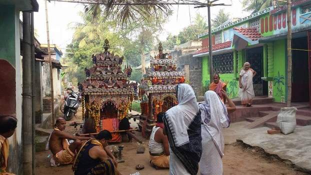 ଦୋଳ ଉତ୍ସବ ଆରମ୍ଭ , ଠାକୁର ଗାଁ ଗାଁ ବୁଲି ଖାଉଛନ୍ତି ଦ୍ୱାରୀ ଭୋଗ