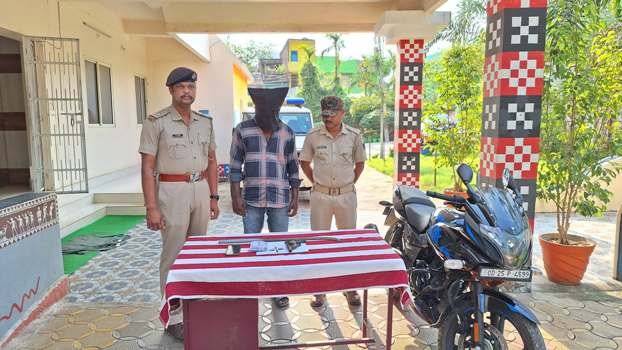 ଗୋଟିଏ ରିଭଲଭର , ଚାରି ଗୁଳି ସହ ଗୋଟିଏ ଖଣ୍ଡା ଜବତ ଓ ଜଣେ ଗିରଫ