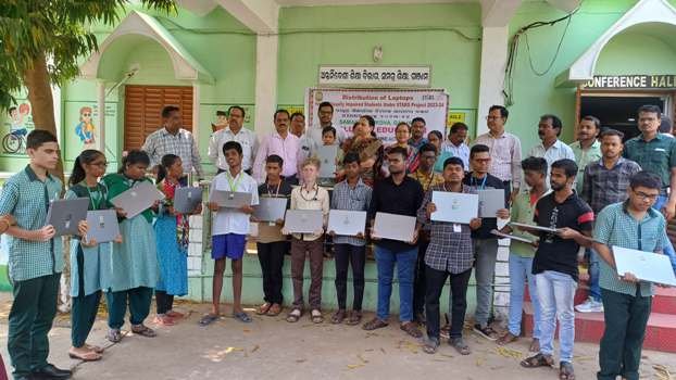 ଦୃଷ୍ଟିବାଧିତ ଛାତ୍ରଛାତ୍ରୀଙ୍କୁ ମାଗଣା ଲାପଟପ୍ ବଣ୍ଟନ