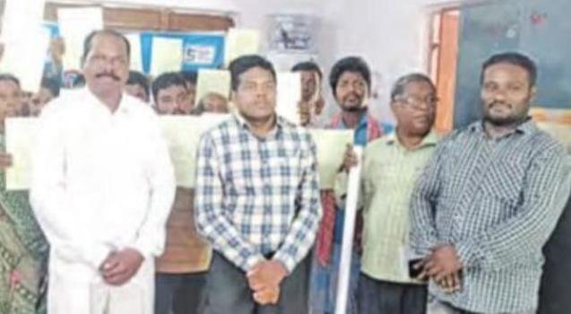 ପାରଳା ତହସିଲଦାରଙ୍କ ଦ୍ୱାରା ଏସ୍. ଉରୁଡ଼ାରେ ପଟ୍ଟା ବଣ୍ଟନ