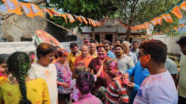 ପାରଳାଖେମୁଣ୍ଡିରେ ହୋଲି ପାଳିଲେ ବିଧାୟକ କେ. ନାରାୟଣ