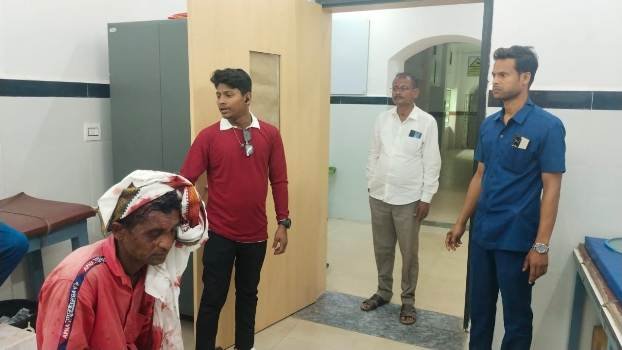 ଆହାତ ବ୍ୟକ୍ତିଙ୍କୁ ଉଦ୍ଧାର କରି ମେଡିକାଲରେ ଭର୍ତ୍ତି କରି ମାନବିକତା ଦେଖାଇଲେ ଛତ୍ରପୁର ବିଧାୟକ