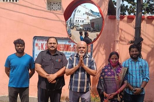 କମଳା ବୈକୁଣ୍ଠ ଫାଉଣ୍ଡେସନ ଦ୍ବାରା ରୋଡ ଶେଫ୍ଟି ମିରର ପ୍ରତିଷ୍ଠା