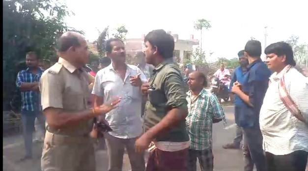 ପାନୀୟ ଜଳ ପାଇଁ ଗ୍ରାମବାସୀ ଙ୍କ ଆନ୍ଦୋଳନ