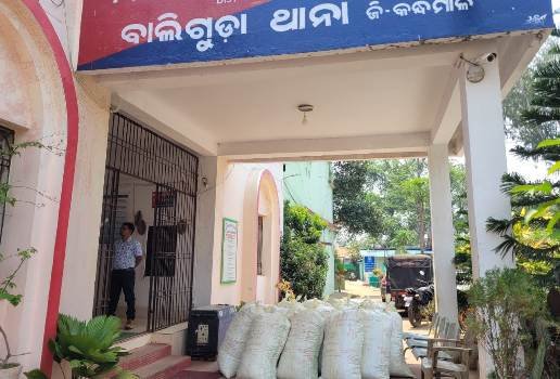 ଗଞ୍ଜେଇ ଚାଲାଣ ପାଇଁ ପ୍ରସ୍ତୁତ ବେଳେ ମାଡି ବସିଲା ପୋଲିସ