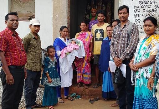 ମାଁକୁ ହରାଇଥିବା ଶିଶୁ କନ୍ୟାର ସମସ୍ତ ଦାୟିତ୍ବ ନେଲା ଗଜପତି ଜିଲ୍ଲା ପ୍ରଶାସନ