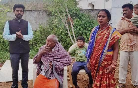 କାଳବୈଶାଖୀ ଝଡରେ ଶିକାର ହୋଇଥିବା ଗରିବ କୃଷକ ନିକଟରେ ପହଞ୍ଚି ସହଯୋଗ ସହାୟତା ପ୍ରଦାନ କରିଥିଲେ