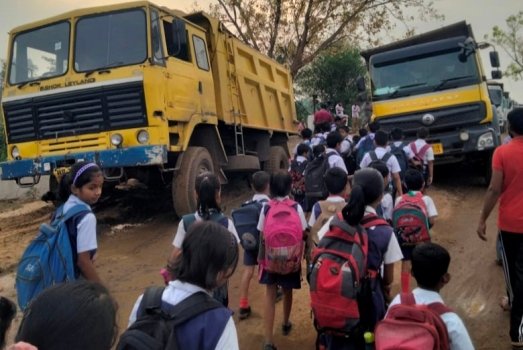 ଦୁଡୁଙ୍ଗା ଶାସନ ନିକଟରେ ଦୁଇ ଗୋଟି ବାଲିଗାଡି ଦବିଯାଇଥିବାରୁ ରାସ୍ତାରେ ଗାଡ଼ି ଚଳାଚଳ ବାଧାପ୍ରାପ୍ତ