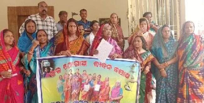 ପଲ୍ଲୀ ରଘୁନାଥପୁର ଗ୍ରାମରେ ପାନୀୟ ଜଳ ସଙ୍କଟ ନେଇ ଗ୍ରାମବାସୀ ଭେଟିଲେ ଜିଲ୍ଲାପାଳଙ୍କୁ