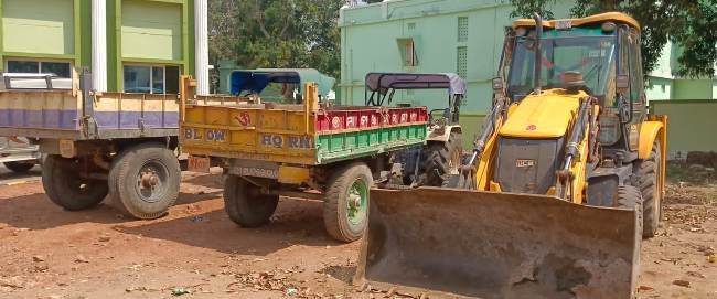 ବେଆଇନ ମୋରମ ଚୋରା ଚାଲାଣ ବେଳେ ଦୁଇ ଟ୍ରାକ୍ଟର ଓ ଗୋଟେ ଜେସିବି ଜବତ