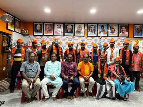ରେମୁଣା ବିଜେପି କାର୍ଯ୍ୟାଳୟରେ ମିଶ୍ରଣ ପର୍ବ