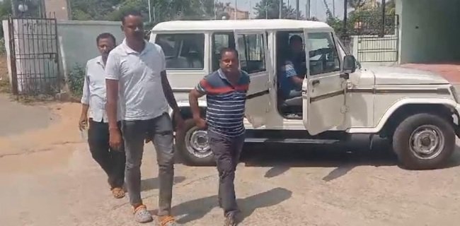 ଭିଜିଲାନ୍ସ ହାତରେ ଧରାପଡିଲେ କିରାଣୀ