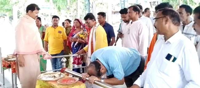 ମନ୍ତ୍ରୀ ହେବାପରେ ଇଂ ଗଣେଶ ରାମସିଂ ଖୁଣ୍ଟିଆ ଙ୍କ ମା କ୍ୱିଚକେଶ୍ବରୀ ଙ୍କ ଦର୍ଶନ ଓ ପୂଜାର୍ଚନା
