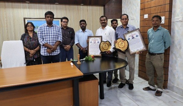 ଜିଲ୍ଲା କୋଷାଗାରର ଦୁଇ କର୍ମଚାରୀଙ୍କୁ ୨୦୨୪ ମସିହାର ପୁରସ୍କାର ପ୍ରଦାନ
