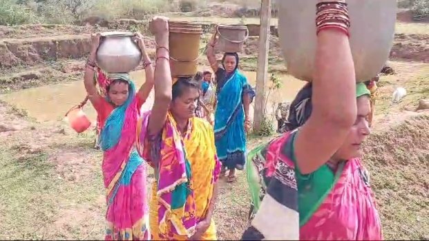 ଚୁଆପାଣି ପିଉଛନ୍ତି ପାଇବରସାହି ଗ୍ରାମବାସୀ