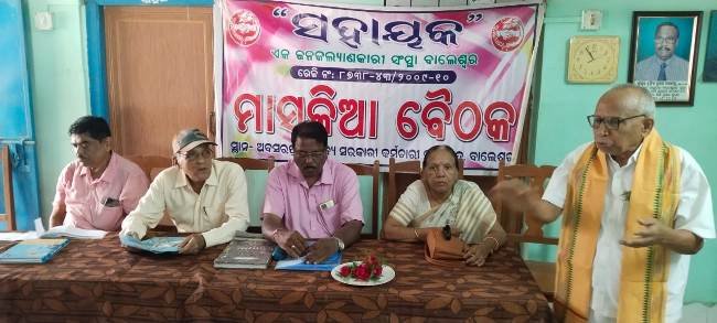 ‘ସହାୟକ’ ଓ ‘ଅବସରପ୍ରାପ୍ତ କର୍ମଚାରୀ ସଂଘ’ ପକ୍ଷରୁ ଜଳଦାନ ଶିବିର ପରିଚାଳକଙ୍କୁ ସମ୍ବର୍ଦ୍ଧନା