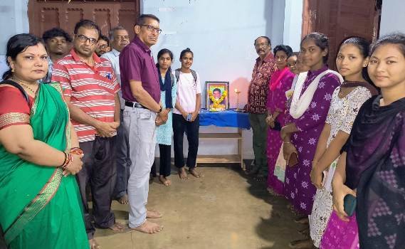 ପ୍ରଗତି ମହିଳା ସଙ୍ଘଠନ ତରଫରୁ ଦିବଙ୍ଗତ ଏଡିଏମ ବୀରେନ୍ଦ୍ର କୁମାର ଦାସଙ୍କୁ ଅଶ୍ରୁଳ ଶ୍ରଦ୍ଧାଞ୍ଜଳି